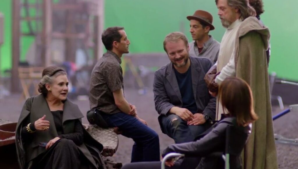 .Rian Johnson insieme a Carrie Fisher, Mark Hamill e altri membri della troupe sul set di "Star Wars - Gli ultimi Jedi".