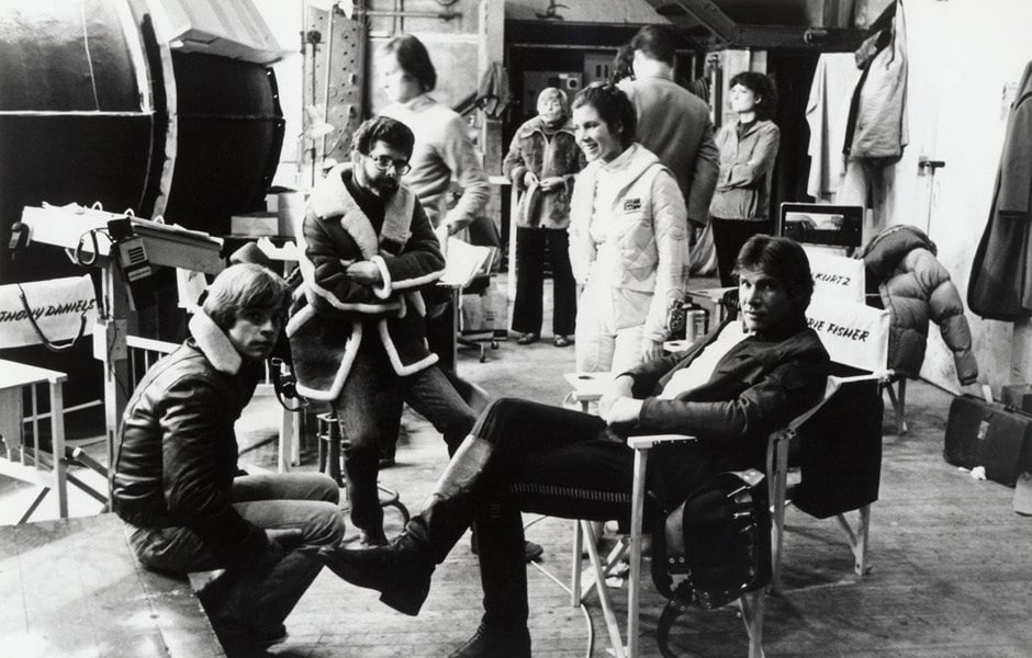 Lucas insieme a Mark Hamill, Carrie Fisher, Harrison Ford e altri membri della troupe sul set di "Star Wars - L'impero colpisce ancora".