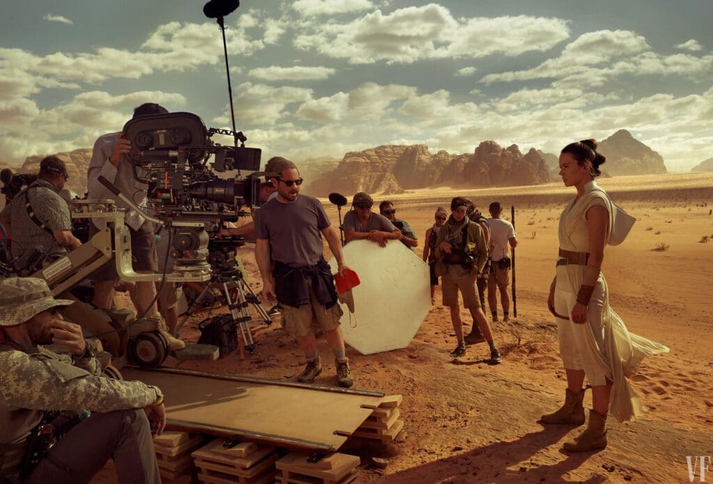 J.J. Abrams insieme a Daisy Ridley e altri membri della troupe sul set di "Star Wars - L'ascesa di Skywalker".