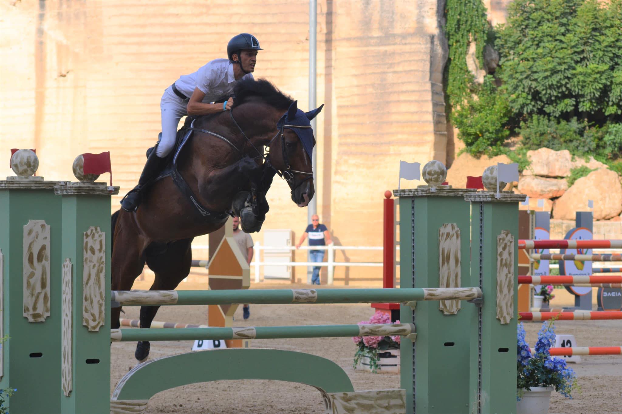 Gianluca Recchia è l’istruttore della Federazione Italiana Sport Equestri di questo gruppo sportivo ludico-agonistico, nato circa 2 anni fa, a fini agonistici del salto ad ostacoli, la disciplina sportiva in cui il rider è specializzato. Da un circa un me