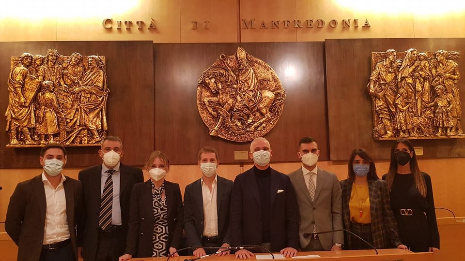 La giunta di Gianni Rotice e il sindaco (foto Stato Quotidiano)