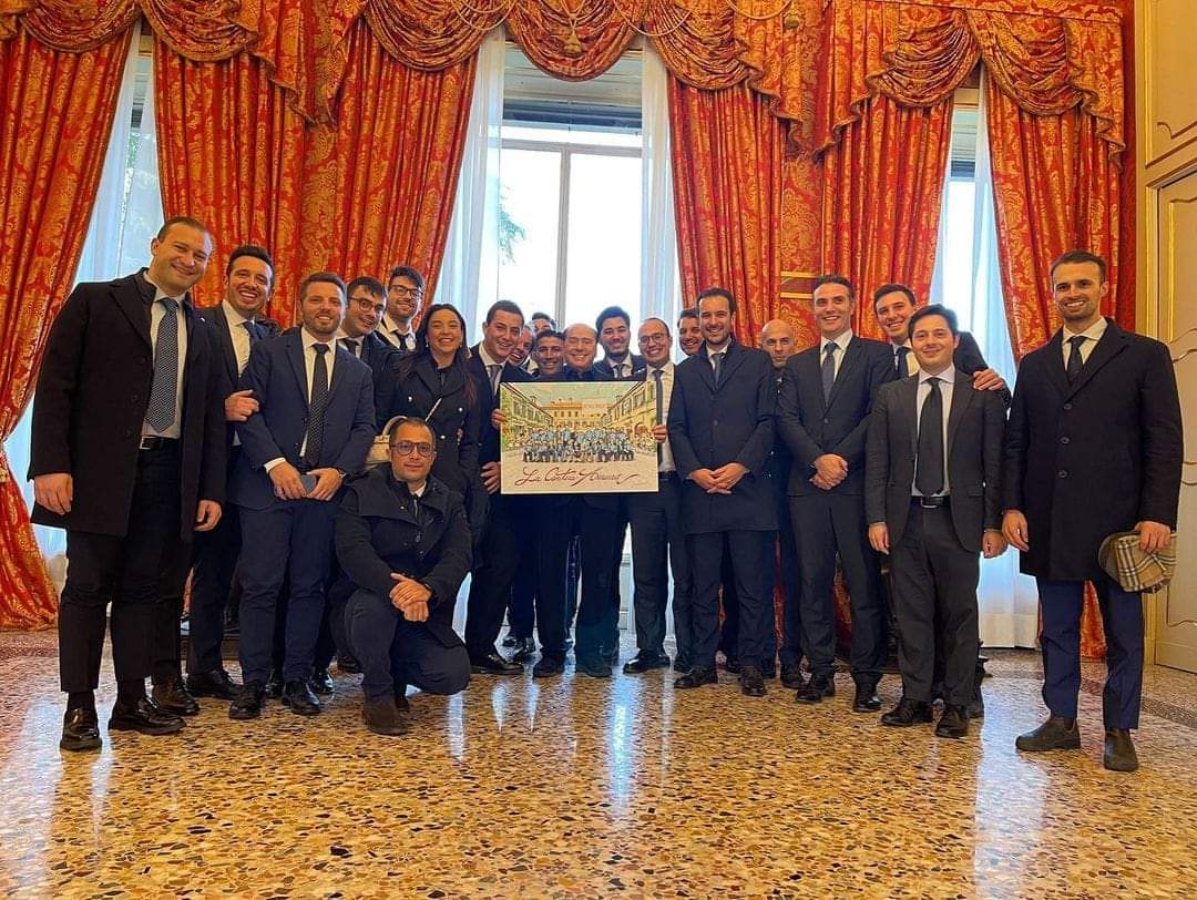 "Vittima di offese e insulti sessisti per una foto con Berlusconi. E' assurdo"