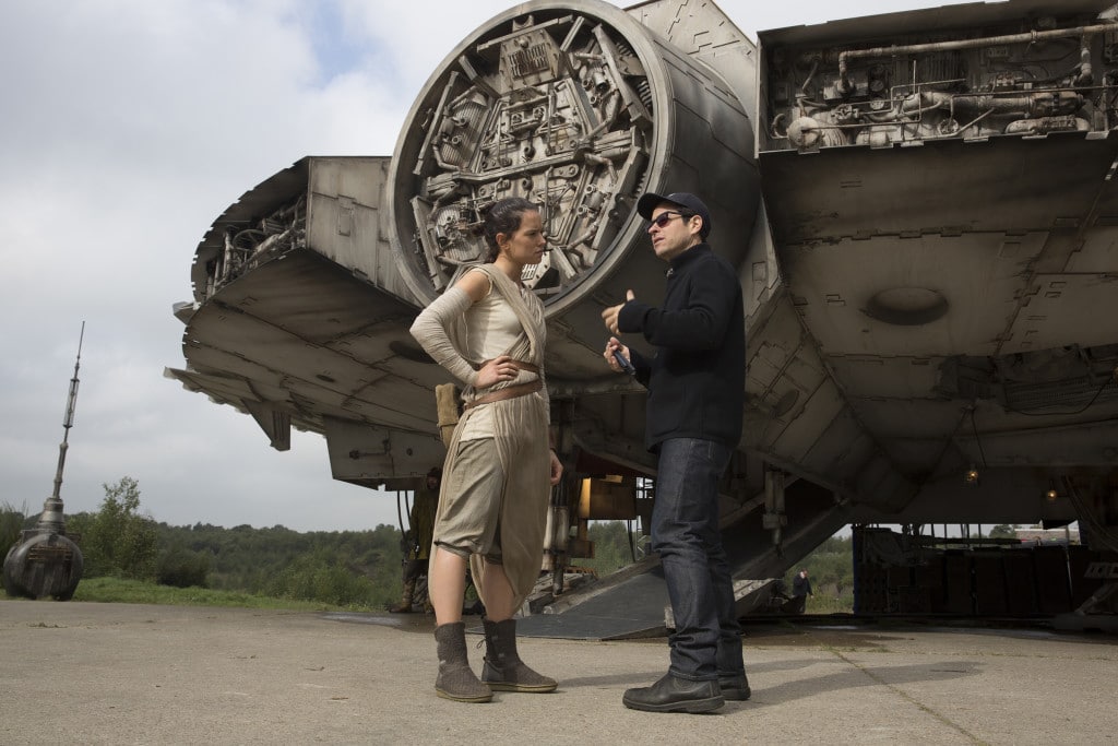J.J. Abrams insieme a Daisy Ridley sul set di "Star Wars - Il risveglio della Forza".