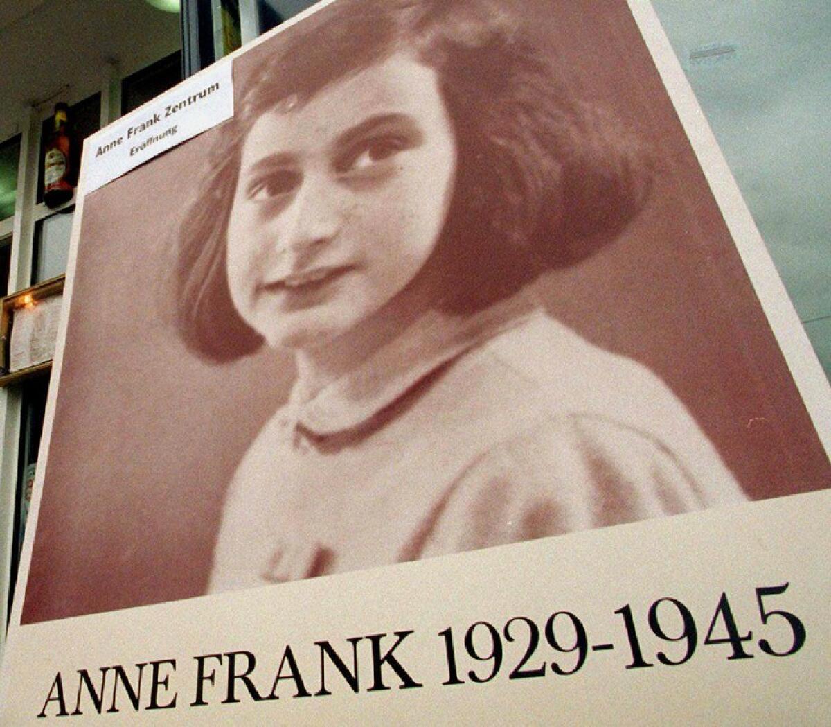 Indagine Usa identifica il sospetto che tradì Anna Frank - Una foto d'archivio che mostra la riproduzione di una foto di Anna FranK  davanti al Centro Studi a lei dedicato a Berlino.   ARCHIVIO /ANSA