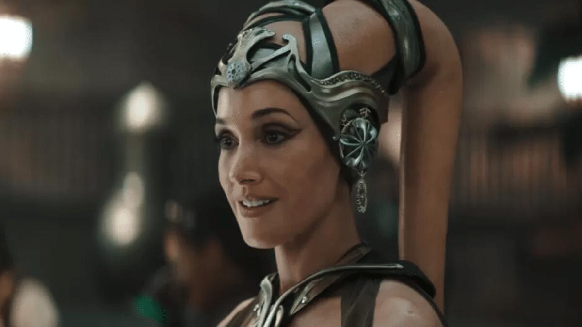 Jennifer Beals parla di Garsa Fwip, il suo personaggio in The Book of Boba Fett - La bellissima Garsa Fwip