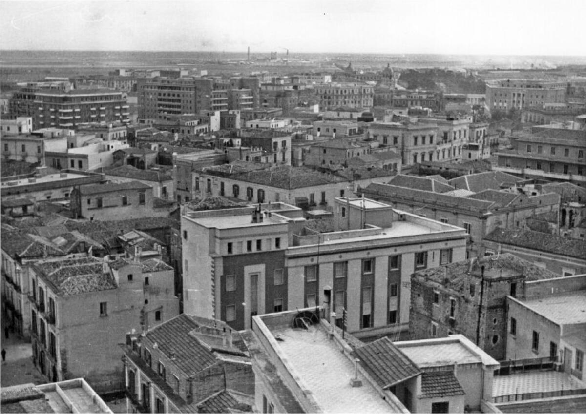 Calendario di Lettere Meridiane, c'è Foggia anni '50 dalla torre del municipio - 