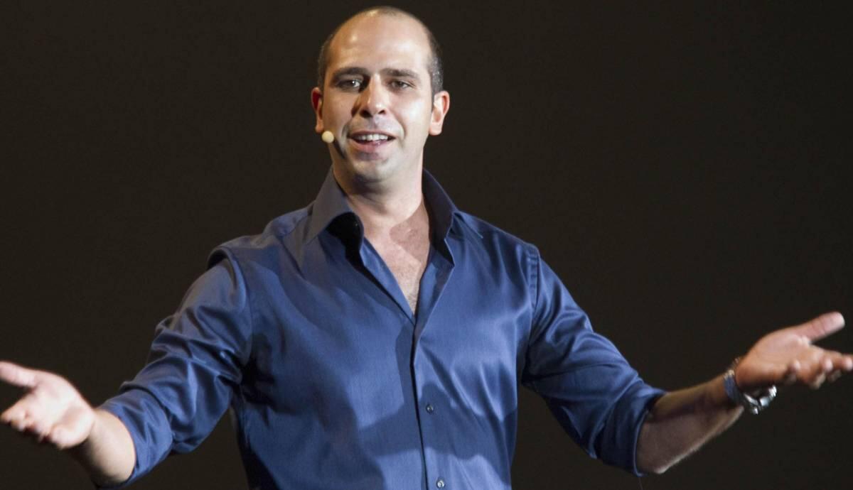 Sanremo: sette parrocchiani sul palco con Checco Zalone - 