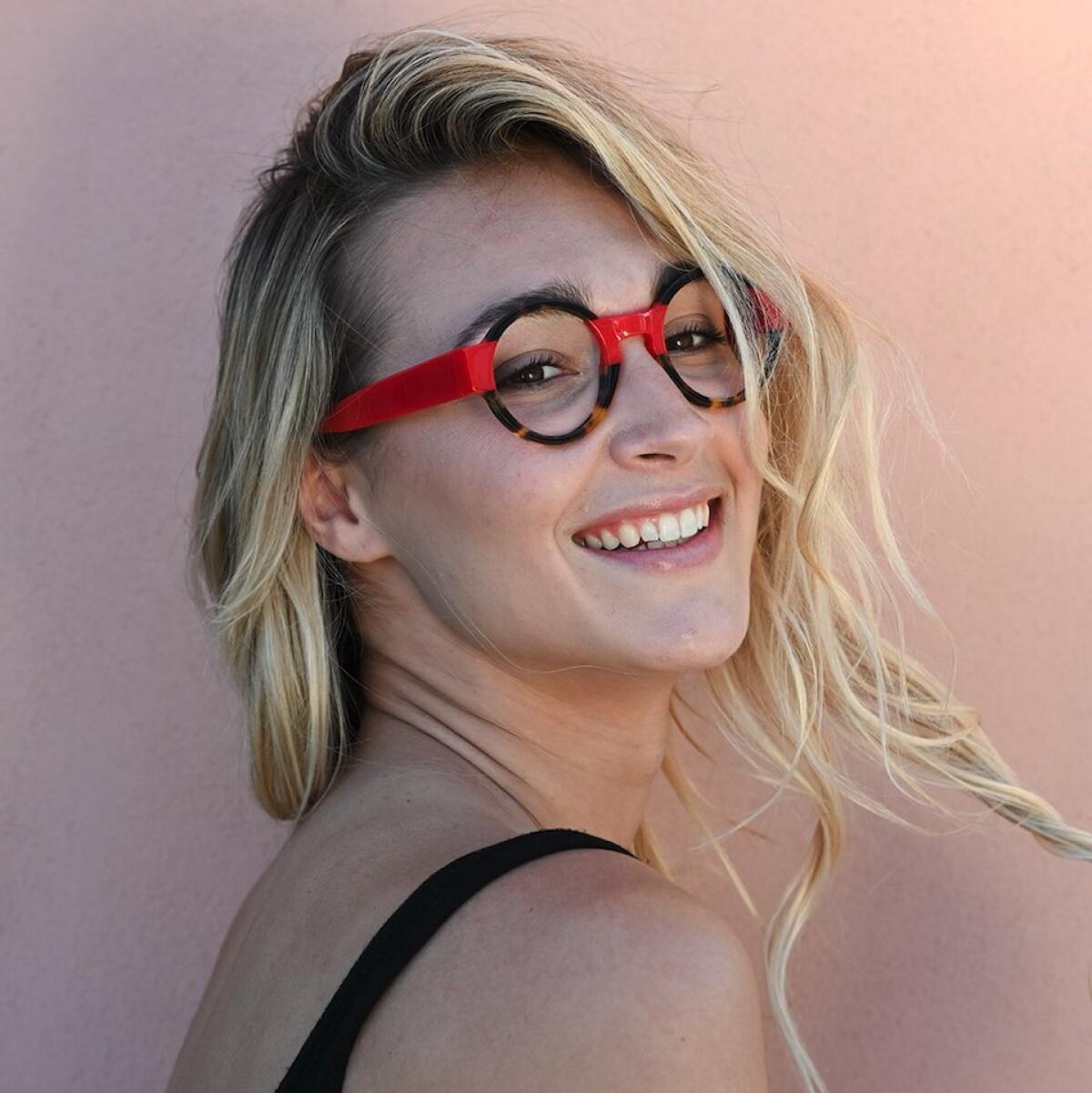 Occhiali da star: viaggio nel mondo della musica tra modelli e icone di stile - (nota stampa).  Il mondo della musica è una continua fonte di ispirazione in termini di look e stili, dall’abbigliamento al make up passando per gli accessori, occhiali compresi, che oggi non sono più semplici oggetti funzionali, ma anche un mezzo pe