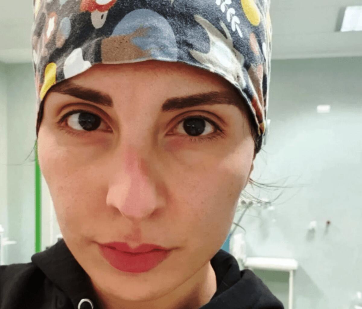 Giovanna dai Riuniti: "Non vogliamo medaglie, vi supplico vaccinatevi” - Giovanna Russo è una Infermiera degli Ospedali Riuniti di Foggia. Lavora in PS e in ambito Covid: “noi ci siamo, ma voi vaccinatevi”.