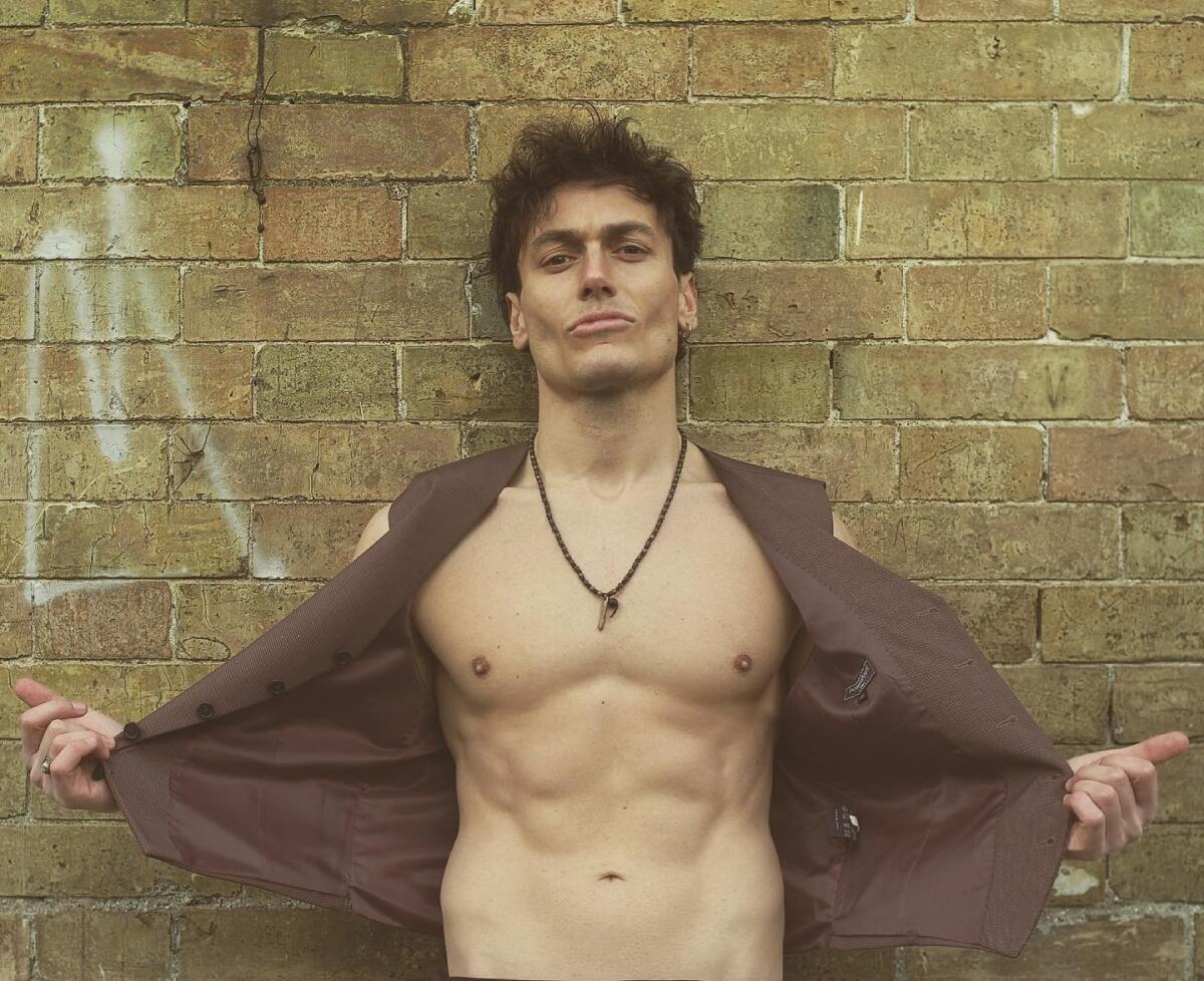 Tiziano "insegna yoga e vive tra i boschi, per non cedere alle difficoltà del Cinema" - Tiziano Mariani, Ph Aisim Aidari