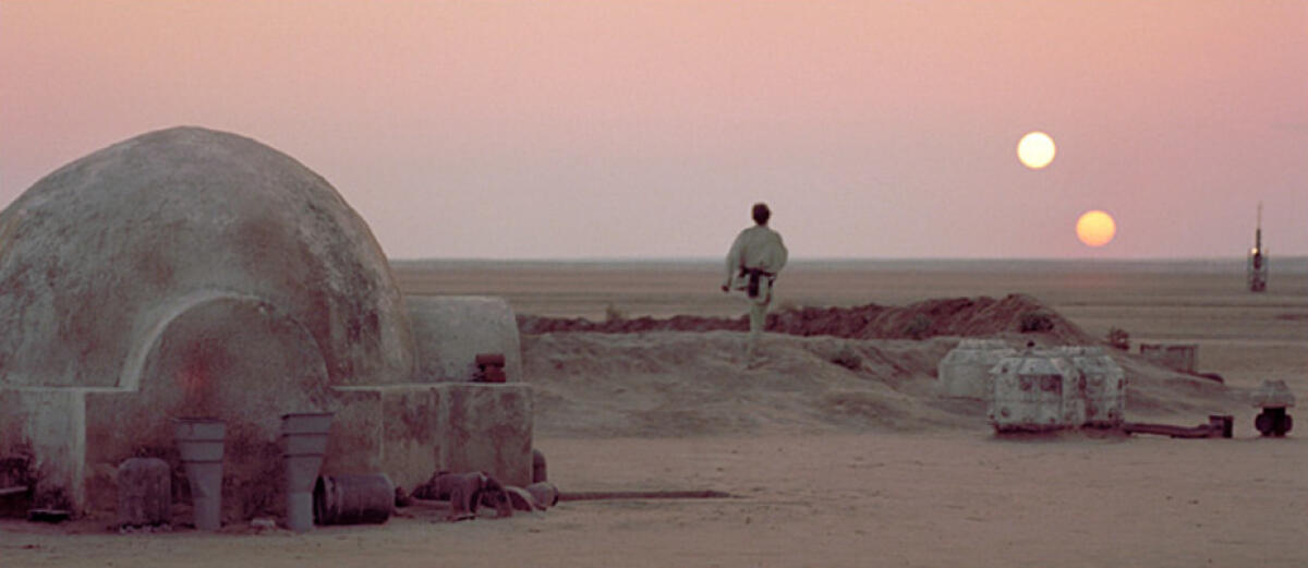 Tatooine: dall’Orlo Esterno al centro della Galassia Lontana Lontana – Episodio II - L'iconica scena in cui Luke osserva i due soli di Tatooine.
Fonte: the conversation