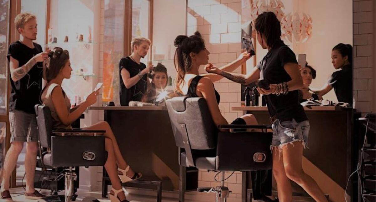 Maddalena si è inventata lo shampoo sospeso, l'amore vero ritorna - Parrucchiere. Foto: grandenapoli.it