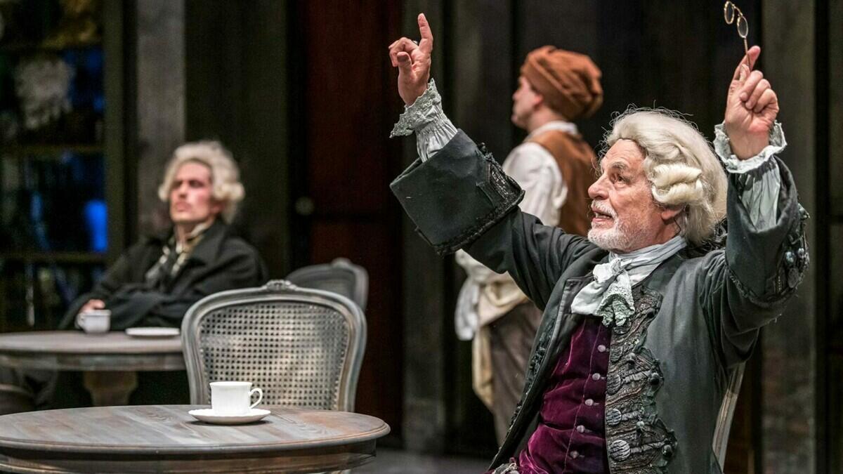 Il mondo visto da Don Marzio, al Giordano “La bottega del caffè” con Placido - Michele Palcido sulla scena de "La bottega del caffè" (Foto: quicomo.it)
