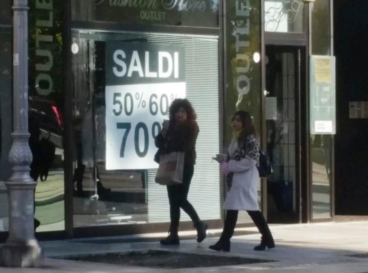 "L’incognita Omicron raffredda lo shopping": saldi invernali con cautela - L’indagine sui consumatori: negozi reali i più scelti, ma cresce il web. Scarpe, maglieria e capispalla i più desiderati. Ma il recupero è lontano: sugli acquisti pesano l’ombra di Omicron e la bulimia di promozioni di Natale 