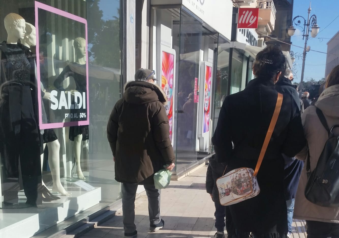"L’incognita Omicron raffredda lo shopping": saldi invernali con cautela