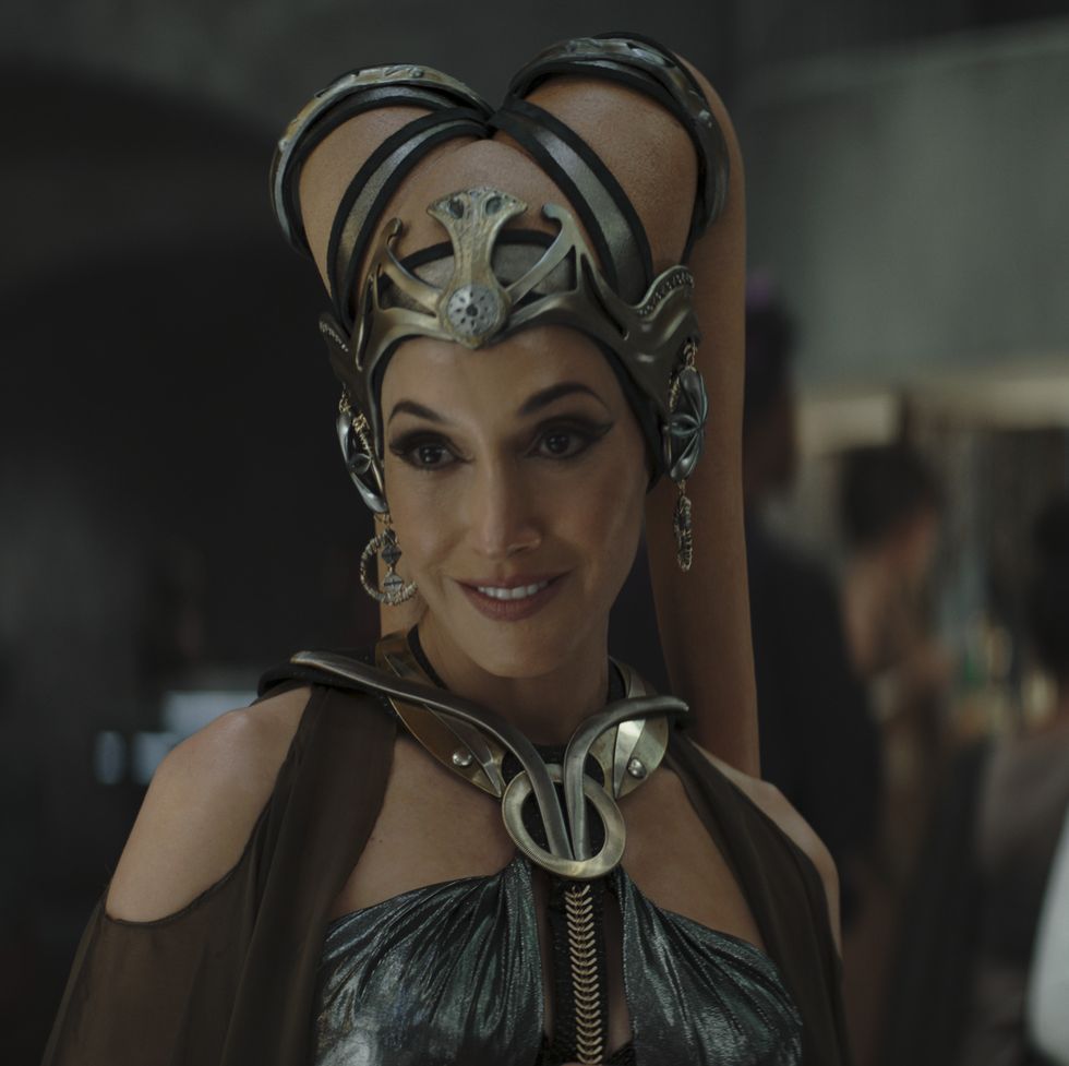 Jennifer Beals nei panni di Garsa Fwip