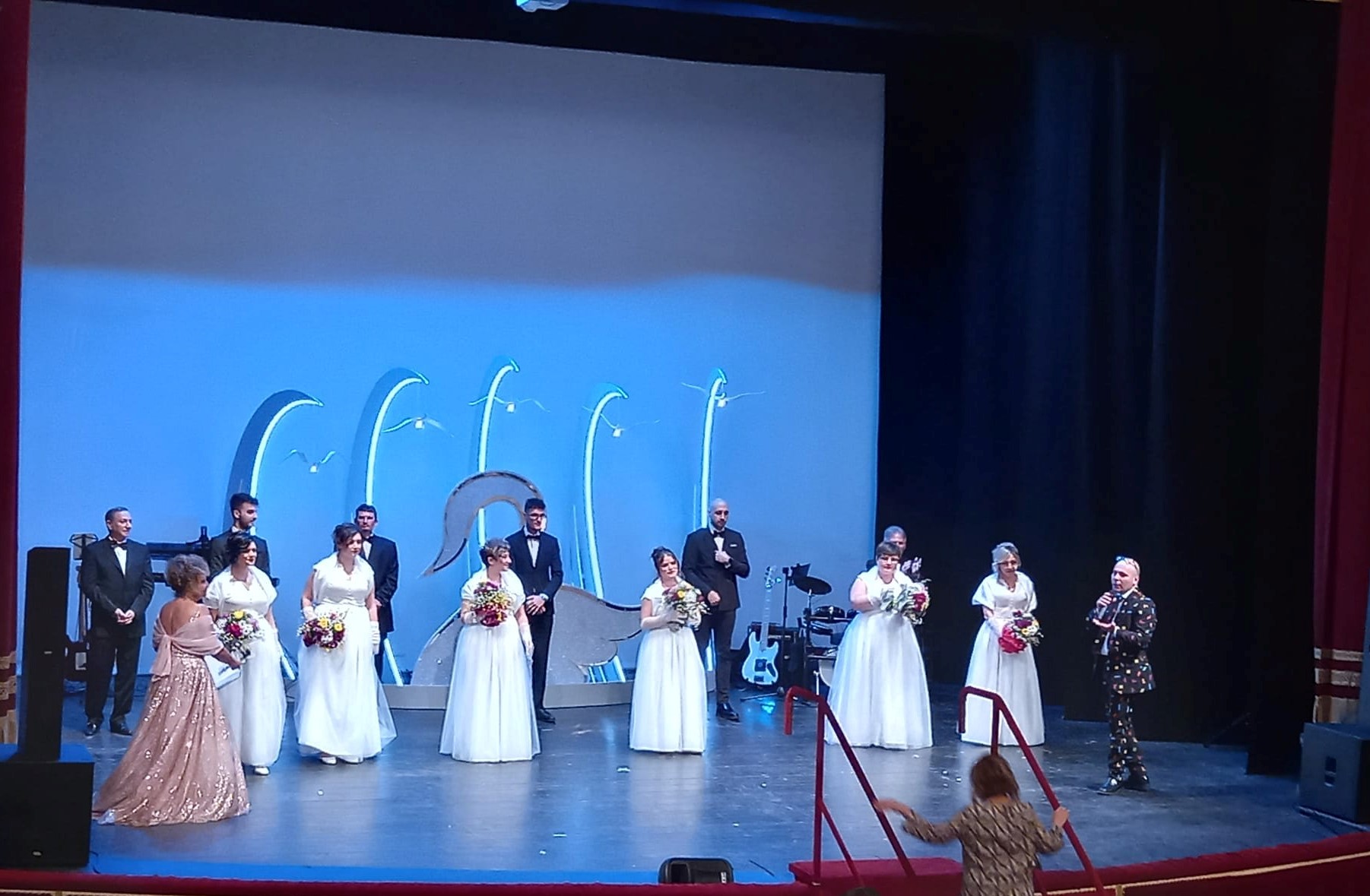 Il “Debutto in società” di Loreta Ricotta riempie il teatro