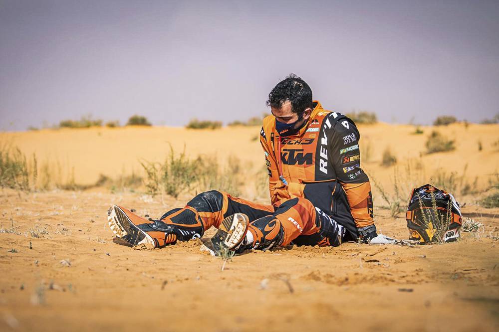 Sconsolato Petrucci, appiedato dalla sua KTM (Foto: A.S.O. / C.Lopez)