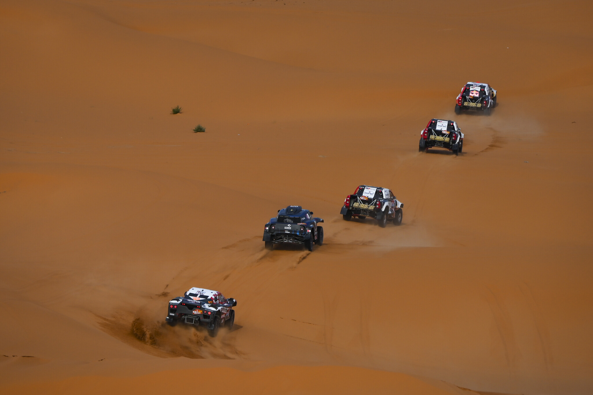 C'è traffico sulla tappa 6, i buggy Mini e Century in scia dei veloci Toyota Hilux (Foto: DPPI)
