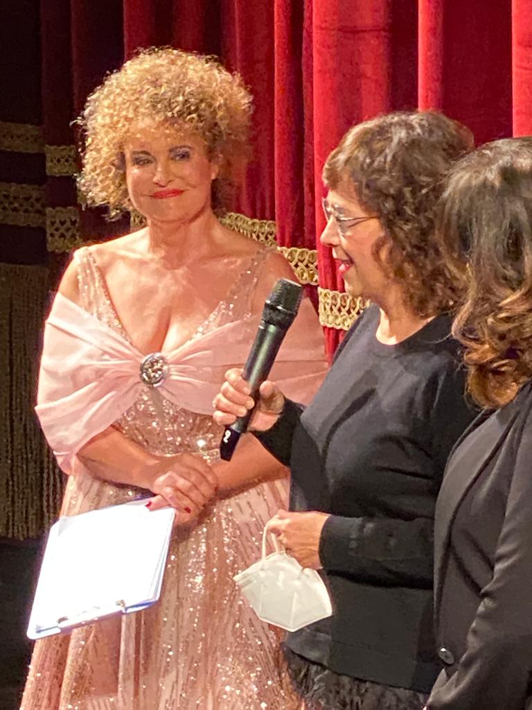 Il “Debutto in società” di Loreta Ricotta riempie il teatro