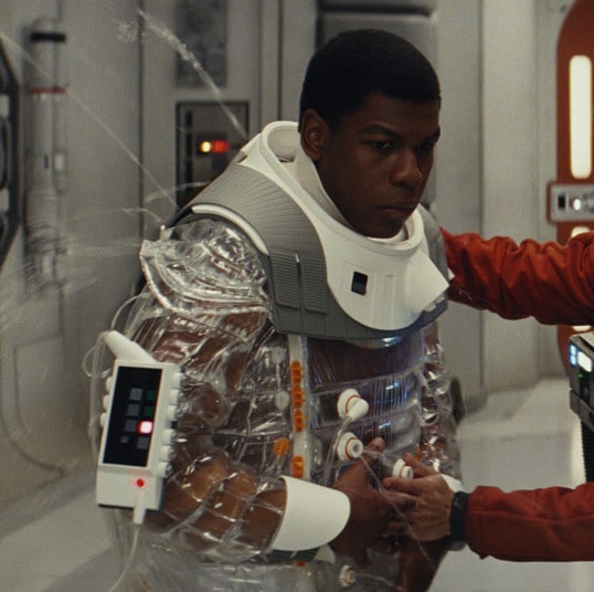 Finn indossa una bacta suit in Episodio VIII