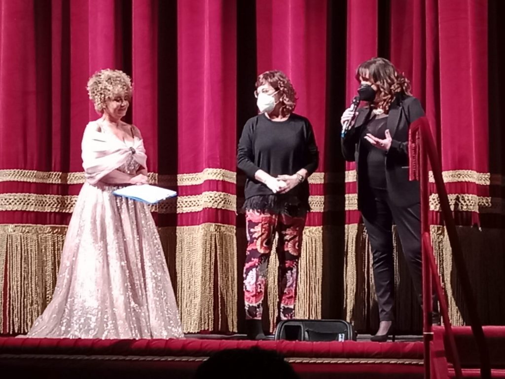 Il “Debutto in società” di Loreta Ricotta riempie il teatro