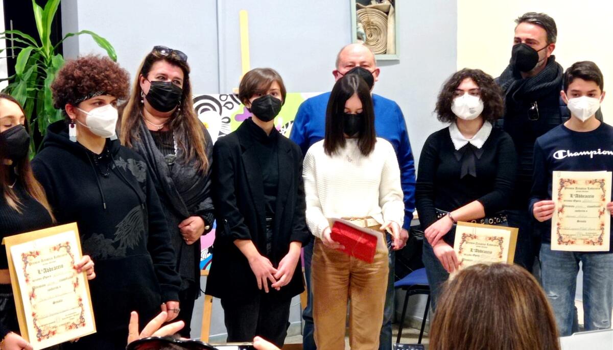 L'abbraccio ritrovato nel concorso del Liceo Perugini - 