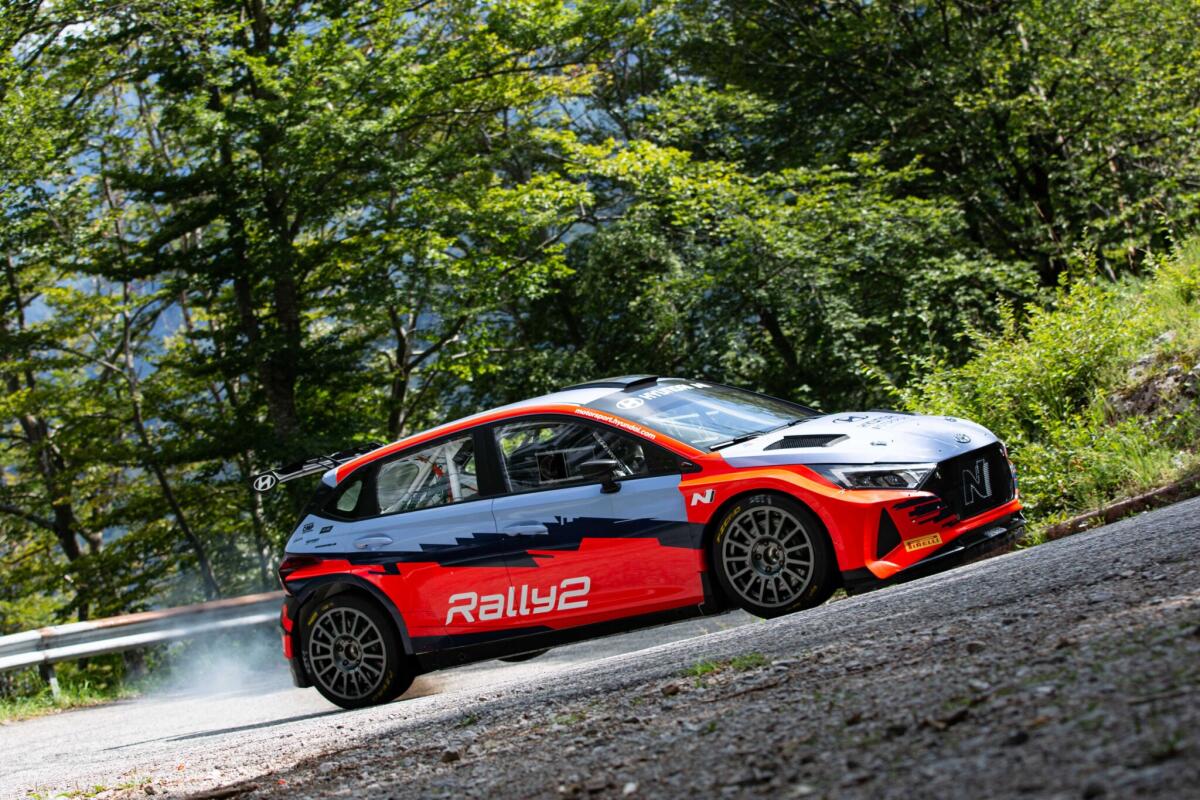 Il campione italiano rally Giandomenico Basso sale sulla Hyundai - 