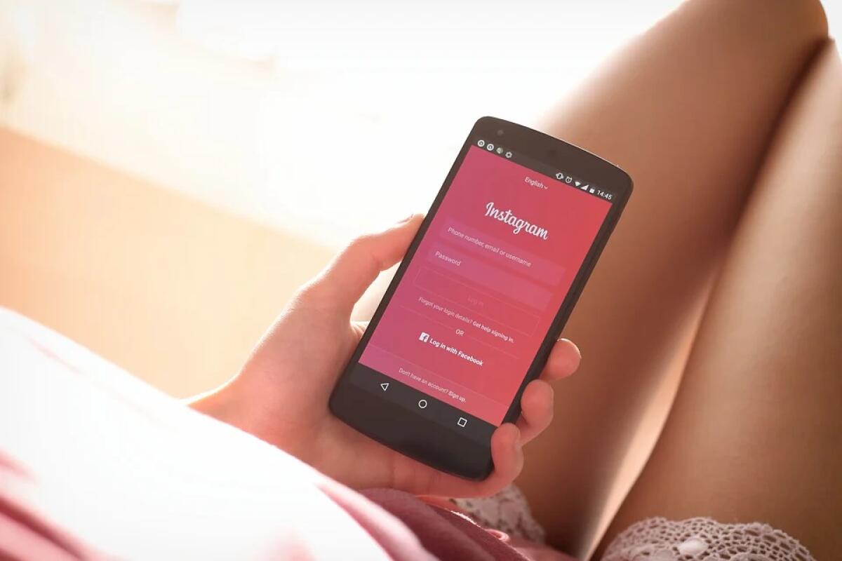Studio legale cerca avvocata e chiede anche foto e profilo instagram - StockSnap