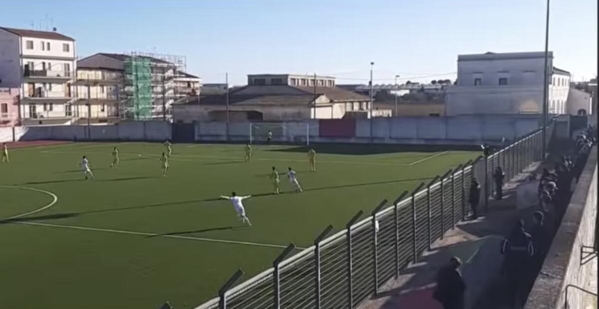 Foggia, tira al calcio d’inizio e fa il gol più veloce del calcio italiano - 