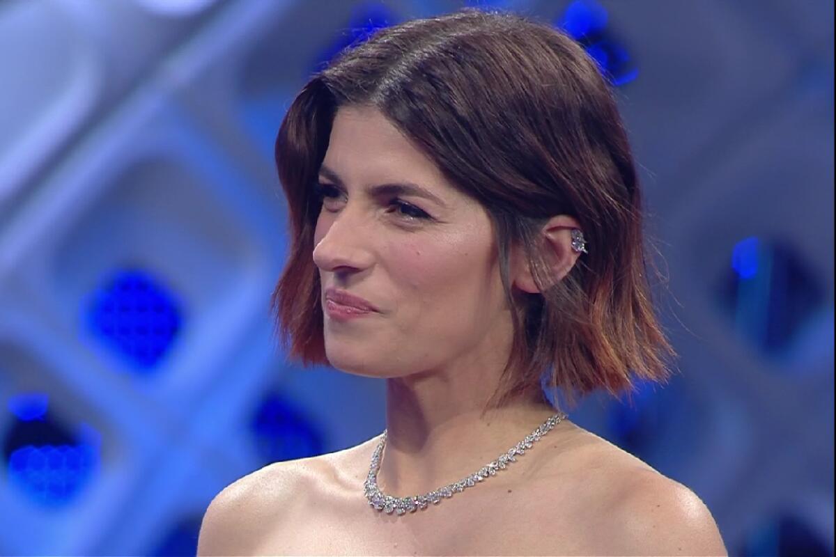 Foggia all'Ariston: Maria Chiara Giannetta saluta la sua città natale - Immagine in evidenza: Maria Chiara Giannetta alla serata delle cover, Sanremo 2022 (04/02/2022) - crediti foto: screenshot dalla diretta RaiPlay