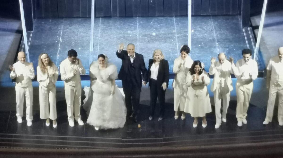Enzo De Caro al Verdi in una commedia drammaticamente divertente - Enzo Decaro, Laura Tbaldi e gli attori sul palco del teatro Verdi