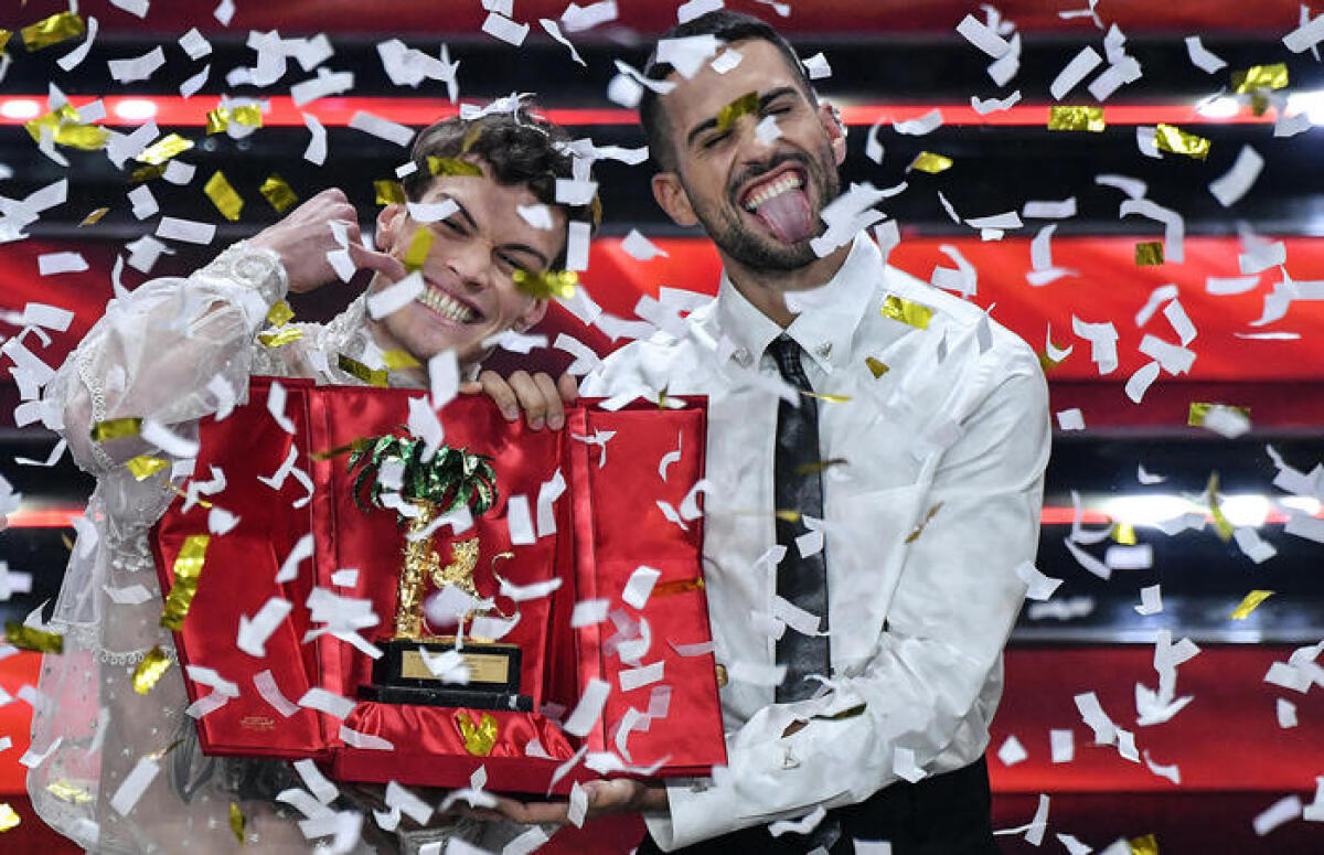 Fra ascolti record e discussioni social, Sanremo promosso con 8 pieno - Italian singers Blanco & Mahmood pose with the prize after winning the 72nd Sanremo Italian Song Festival, Sanremo, Italy, 05 February 2022. The music festival runs from 01 to 05 February 2022. ANSA/ETTORE FERRARI