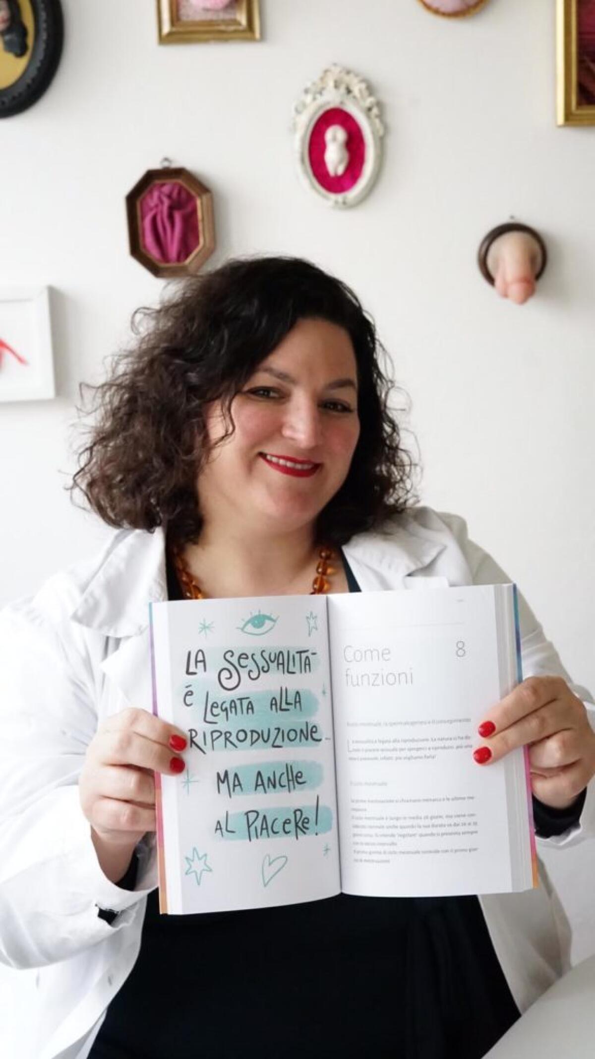 Un regalo per San Valentino "Senza Tabù" di Violeta Benini - Devo ammetterlo, ci sono dirette Instagram che in alcune occasioni ti svoltano situazioni e ti fanno conoscere personaggi interessanti. Inevitabilmente, ti ritrovi a seguire scrittori, autori, personaggi pubblici, influencer. Quel giorno c'era Ambra 