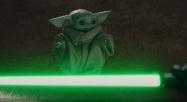 Luke mostra a Grogu la spada laser di Yoda