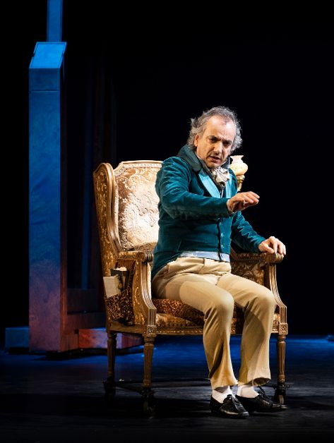 Arturo Cirillo in una scena di 'Orgoglio e Pregiudizio'