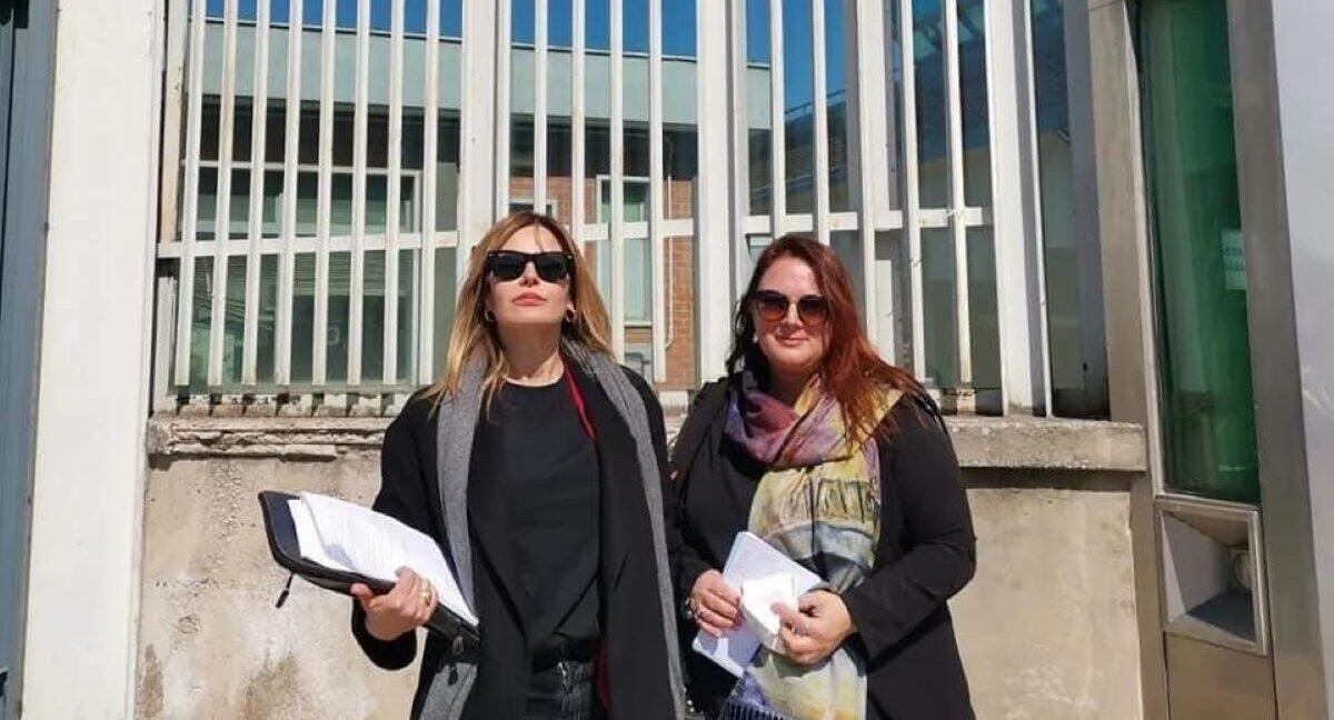 Antigone sul carcere di Foggia: “Problemi enormi, la politica intervenga” - Maria Pia Scarciglia (a sin. presso il carcere di Foggia il 25 marzo 2022)
Foto: associazione Antigone Puglia)