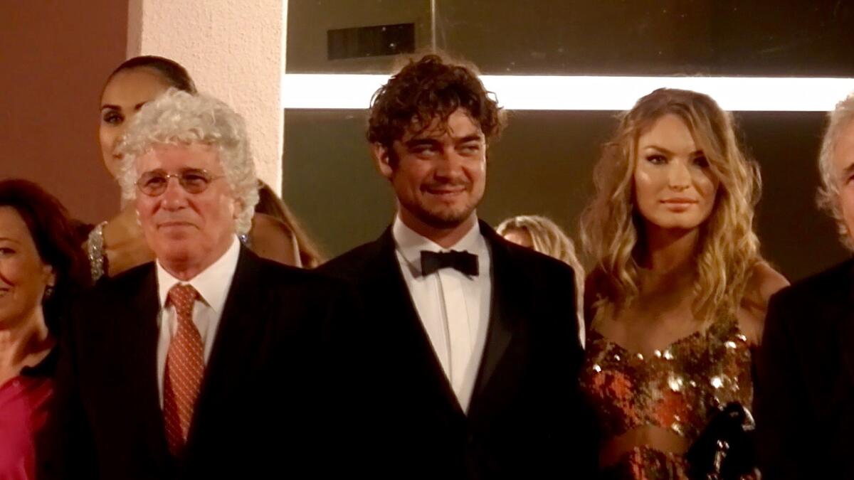 Scamarcio, "Le piattaforme? Io amo gli abiti su misura. In Italia c'è censura" - Riccardo Scamarcio insieme a Ninetto Davoli alla 71ª Mostra internazionale d'arte cinematografica di Venezia (2014) - wikipedia