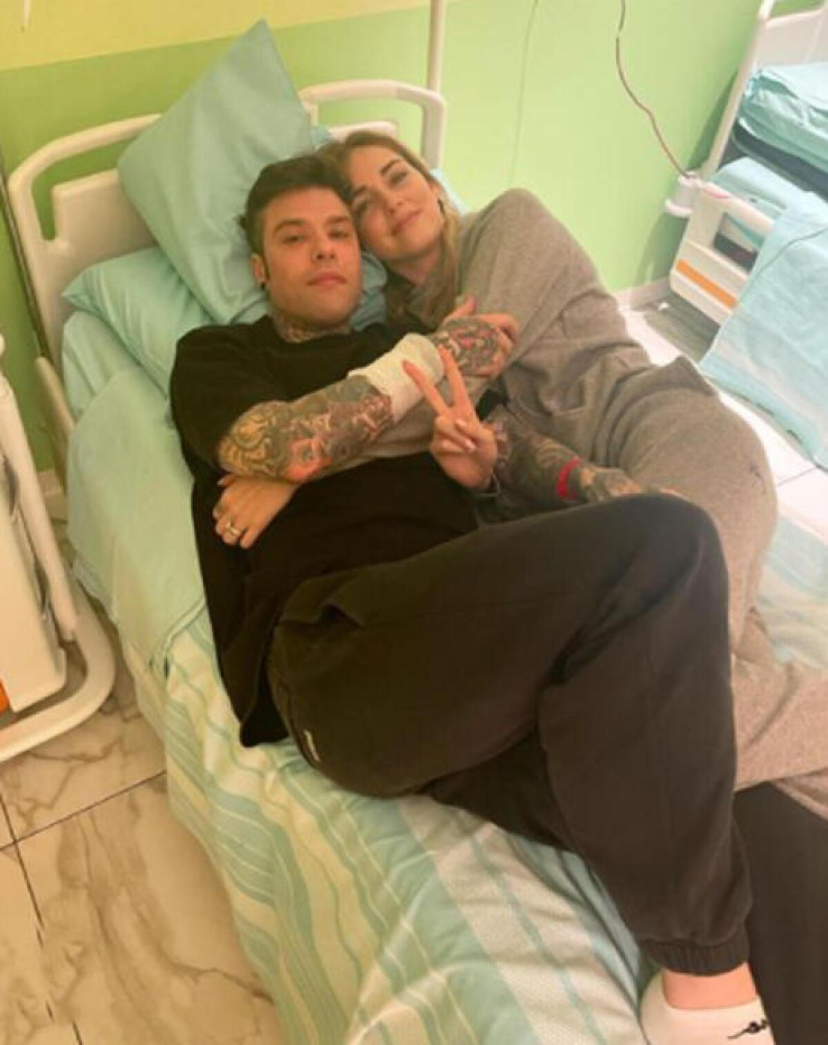 Fedez, scoperto raro tumore neuroendocrino del pancreas - Chiara Ferragni, moglie di Fedez, ha postato una foto di loro due abbracciati sul letto dell'ospedale San Raffaele, dove il rapper è stato operato: "questa foto - scrive in inglese su Instagram - è stata fatta lunedì pomeriggio all'ospedale, il giorn
