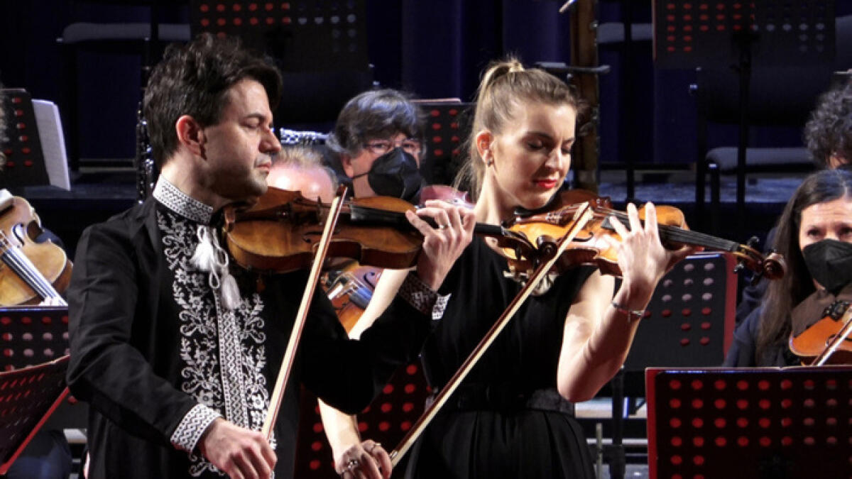 Ksenia e Oleksandr: "Moglie e marito russa e ucraino, violinisti per la pace" - Sono le foto del Concerto per la pace che si è tenuto a Sanremo Lei violinista russa, lui violinista ucraino, sono marito e moglie. Foto Comune di Sanremo