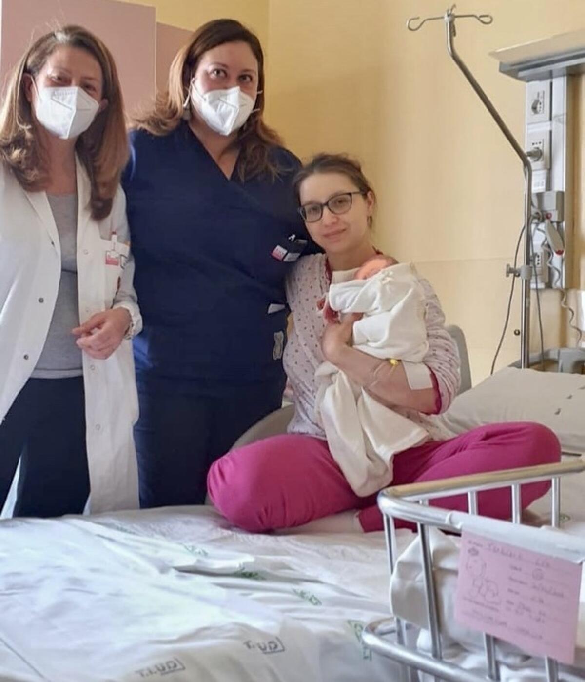 Ucraina: da bambina fu accolta in Puglia, tornata per partorire - Ucraina: da bambina fu accolta in Puglia, tornata per partorire
A 29 anni fugge in bus da Kiev, sua figlia nata ieri nel Barese