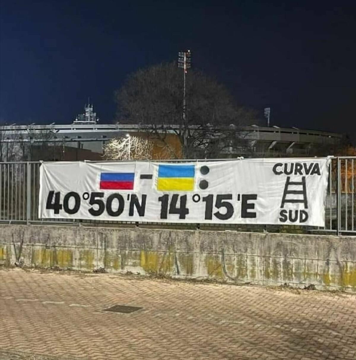 Verona-Napoli, un vergognoso striscione incita a bombardare i partenopei - 