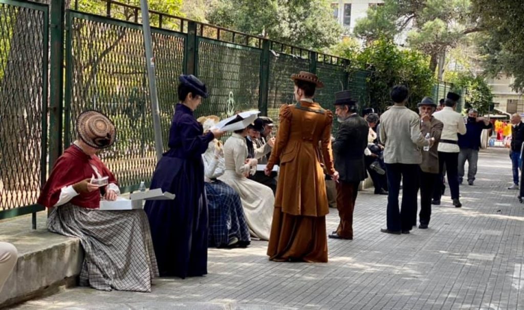 "Lo scatto che pubblichiamo è di questa mattina e ritrae alcuni attori in una pausa delle riprese nei pressi della Villa Comunale" (Leccesette.it, 26 aprile 2021)