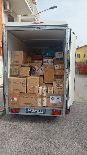Jole Figurella ed Era portano 20 quintali di aiuti da Foggia in Ucraina