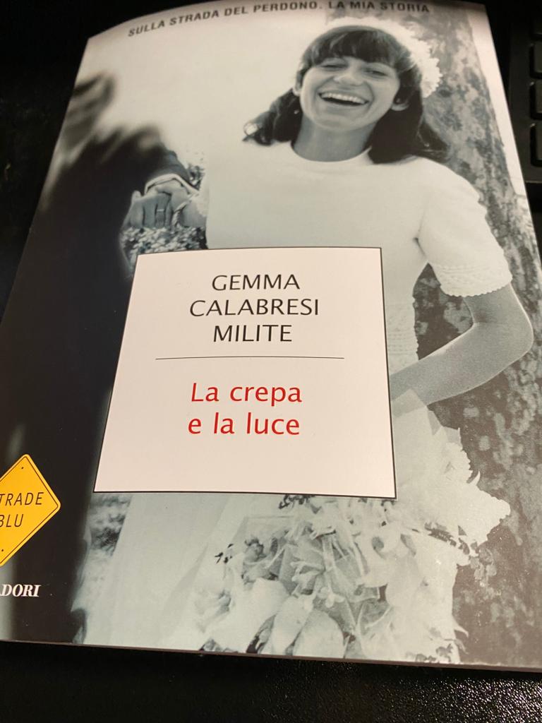 Gemma Calabresi e il mistero della cravatta bianca