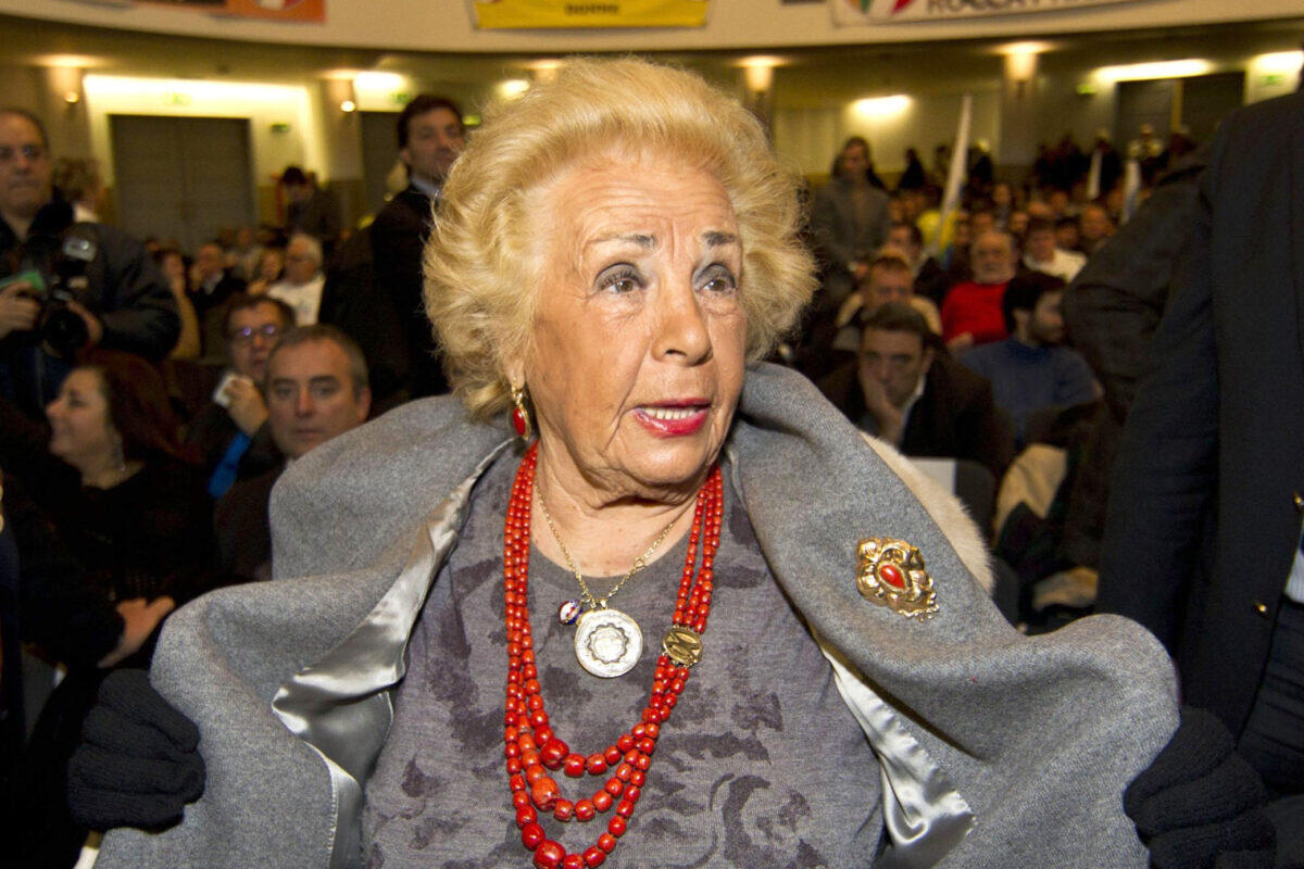 È morta Assunta Almirante, una vita con Giorgio negli anni più difficili della destra - Donna Assunta Almirante, vedova del defunto leader dell'Msi Giorgio Almirante, al teatro Olimpico di Roma per sostenere la candidatura di Francesco Storace a governatore del Lazio.    ANSA/MASSIMO PERCOSSI