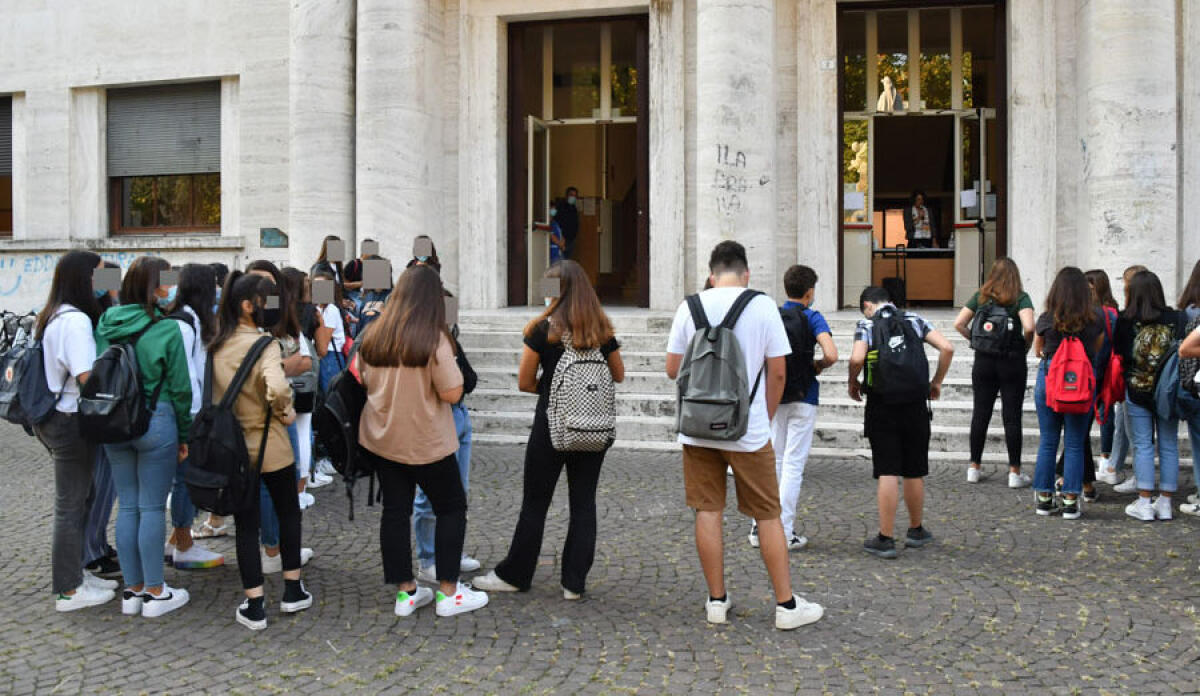 Caso preside liceo, interviene garante privacy su diffusione delle chat - Foto: Ravenna&dintorni