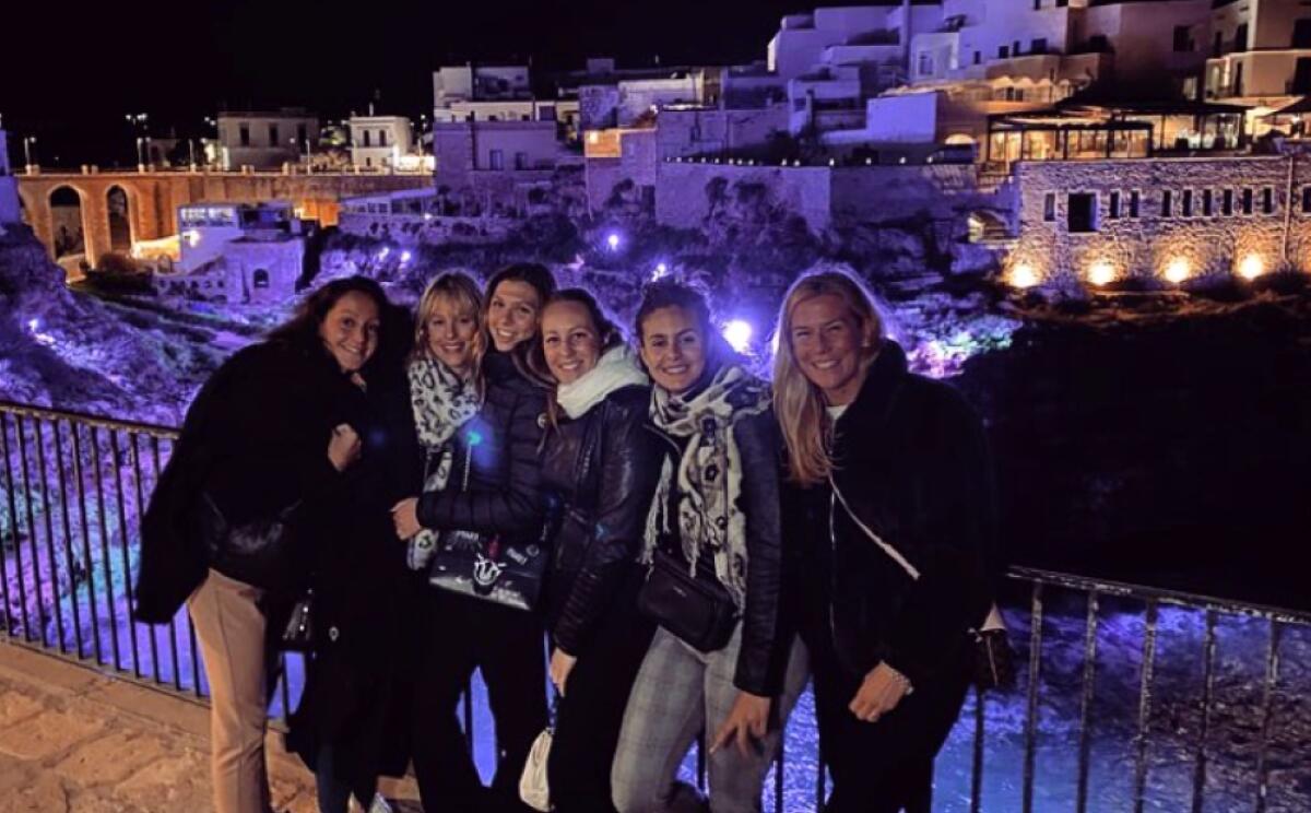 Federica Pellegrini a Polignano per l’addio al nubilato, foto da instagram sul mare - Federica Pellegrini a Polignano con le sue amiche. foto: today