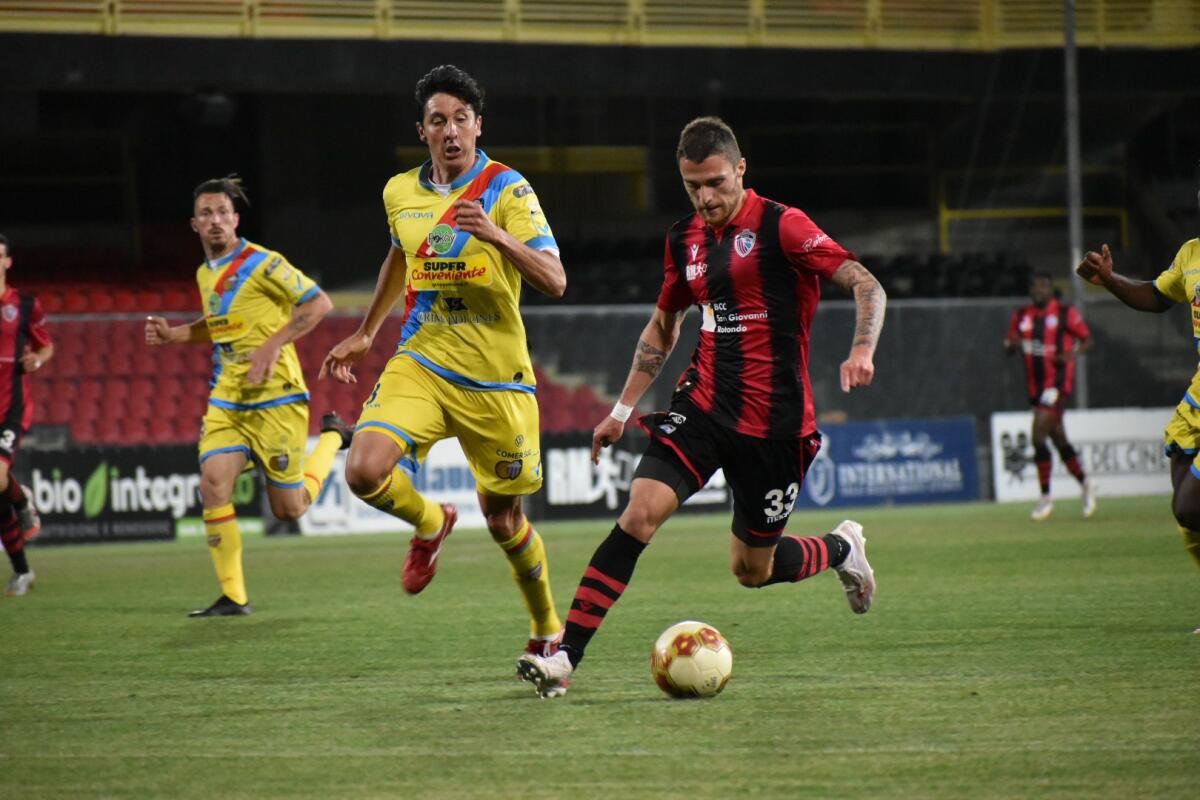 Serie C - girone C, aggiornati classifica e calendario dopo esclusione Catania - Immagine in evidenza: Michele Rocca durante Foggia-Catania 2-2 (Serie C 2020/2021) - crediti: foto di Luigia Spinelli (RIPRODUZIONE VIETATA)