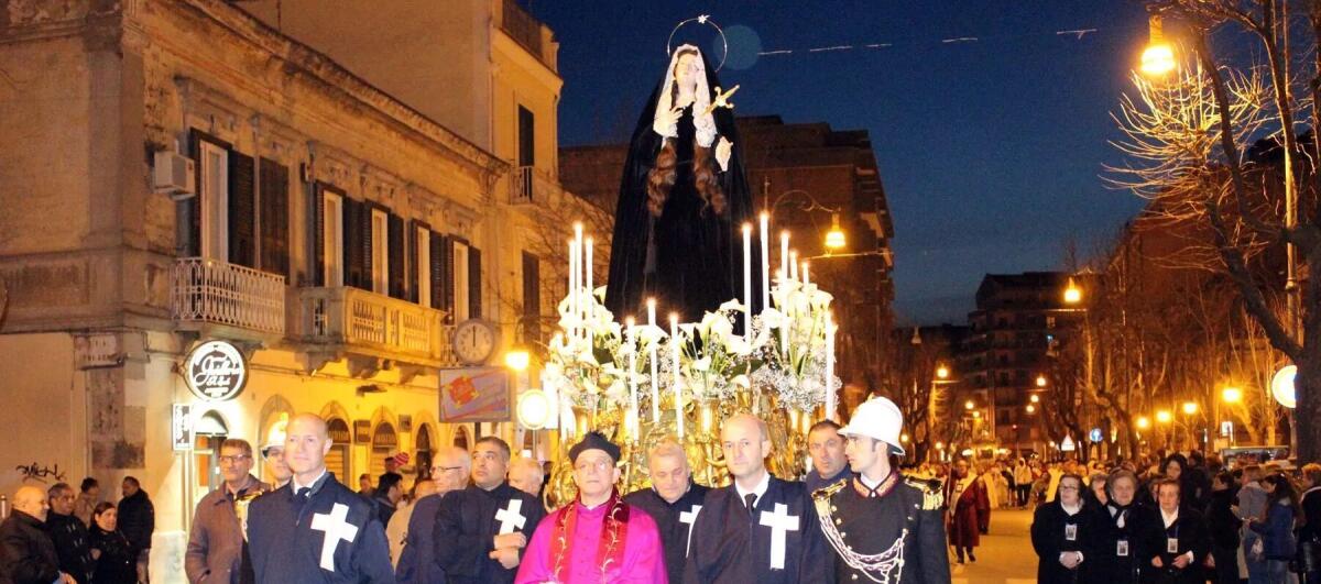 Fra devoti e tradizione vanno in scena i riti della settimana santa - Foto: Enzo Maizzi (sq)